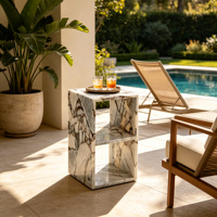 Table d'appoint en marbre blanc de luxe à étagères ouvertes, design minimaliste, construction durable pour la décoration intérieure. Table de chevet sans joint