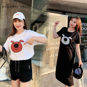 แฮปปี้ฮัท ซัมเมอร์ พลัสไซส์เสื้อยืดผู้หญิงคอวีทรงหลวมลายหมูน่ารักสีขาวและสีดำ N7014 - Product Image 4