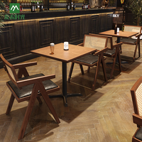 Ensemble de meubles contemporains en bois massif et rotin, écologiques et durables, pour hôtels, restaurants, cafés et bars