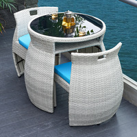 Ensemble de table et de chaises de balcon extérieur personnalisé en trois pièces avec coussins, design minimaliste en métal