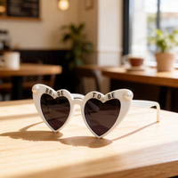 Lunettes de soleil tendance en forme de cœur pour femmes, lunettes pour la mariée et son équipe, décoration de fête de mariage, cadeau pour demoiselle d'honneur, accessoires pour photomaton