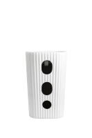 Lavabo autoportant en céramique texturée à nervures verticales avec piédestal intégré, équipement sanitaire pour projet de rénovation hôtelière