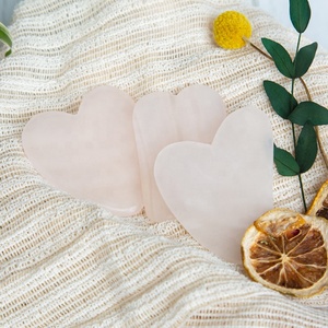 Placa de massagem facial artesanal brilhante, ferramenta de massagem em forma de coração, pedra de quartzo rosa Gua Sha, ideal para uso em pedras - Product Image 2