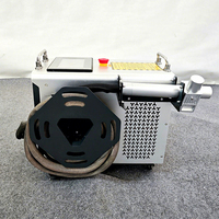 Machine de décapage de rouille au laser à fibre pulsée portative 300W 500W refroidie par air pour le nettoyage des revêtements de peinture et des oxydes des pièces automobiles