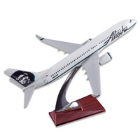 Maquette d'avion Boeing 737 d'Alaska Airlines avec base en bois et support chromé pour les passionnés d'aviation et les collectionneurs