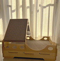 Lit et transat pour chat en bois avec cadre incliné, coussin en carton ondulé et jouet pompon suspendu pour chats d'intérieur