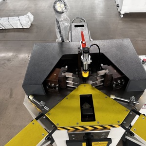 Machine <span class=keywords><strong>de</strong></span> formage d'angles hydraulique robuste pour portes et fenêtres en aluminium avec positionnement et levage - Product Image 3