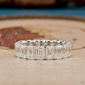 Anillo de diamantes de joyería fina sofisticada con piedra central de corte pera y banda cónica elegante para un estilo nupcial moderno. - Product Image 2