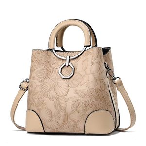 Sacs à main pour femmes en cuir PU brillant de haute qualité, à bandoulière, avec pendentif fleur, vente en gros - Product Image 3