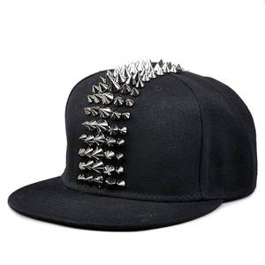 Gorra de Béisbol Unisex Personalizada al por Mayor con Púas y Tachuelas Estilo Punk Rock Gótico Hip Hop de Visera Plana - Product Image 5