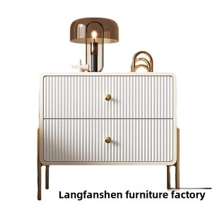 <span class=keywords><strong>Table</strong></span> <span class=keywords><strong>de</strong></span> <span class=keywords><strong>chevet</strong></span> moderne <span class=keywords><strong>de</strong></span> luxe à cannelures avec pieds dorés |   <span class=keywords><strong>Table</strong></span> <span class=keywords><strong>de</strong></span> <span class=keywords><strong>chevet</strong></span> côtelée <span class=keywords><strong>de</strong></span> style italien |   Chambre d'appartement blanche et crémeuse aux coins arrondis - Product Image 5