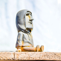 Creatief handgemaakt polyhars Moai-beeldje, handgeschilderd, met hoodie, Paaseiland hoofdfiguur, 13cm, voor thuisdecoratie, kunstcollectie, cadeau