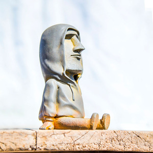 Statue Moai créative en polyrésine faite à la main, figurine <span class=keywords><strong>de</strong></span> tête <span class=keywords><strong>de</strong></span> l'île <span class=keywords><strong>de</strong></span> Pâques peinte à la main avec capuche, 13 cm, pour décoration intérieure, collection d'art, cadeau - Product Image 3