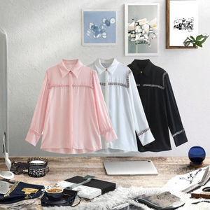 ANSZKTN Venta al por mayor de blusas de chifón transpirables de manga larga con solapa y costuras texturizadas para mujer, estilo europeo-americano, color liso, casual, para verano y otoño. - Product Image 2