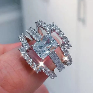 Elegante anello in stile ufficio per donna, design scintillante con intarsi, gioielli alla moda per tutti i giorni - Product Image 2