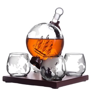 Bán Buôn 1000Ml Thủy Tinh Borosilicate Cổ Điển Whiskey <span class=keywords><strong>Decanter</strong></span> <span class=keywords><strong>Globe</strong></span> <span class=keywords><strong>Set</strong></span> Tay Thổi Cơ Sở Bằng Gỗ - Product Image 1