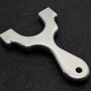 Fabricación de fábrica Grabado a mano Aluminio Titanio Material inoxidable Catapultas de tirachinas personalizadas - Product Image 6