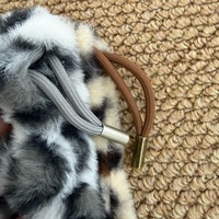 Pochette en fausse fourrure imprimé léopard, sac à cordon doux et moelleux, trousse de maquillage, trousse de toilette imprimé animal, cadeau pour femme
