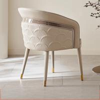 Chaise de salle à manger moderne en bois beige avec dossier brodé en éventail, accoudoirs peints et recouverts de tissu, idéale pour appartement, villa, hôtel