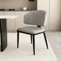 Chaise de salle à manger ergonomique de style nordique moderne avec structure en acier inoxydable et revêtement en cuir, conçue pour s'assortir aux tables de salle à manger pour les hôtels