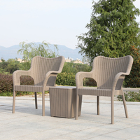 Chaise empilable moderne pour restaurant en plein air avec accoudoirs et quatre pieds en tube de fer à l'intérieur