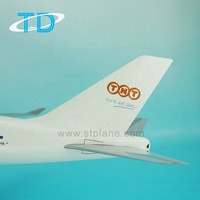 Modèle d'avion TNT B747-400 en résine à l'échelle 1:200 de 35 cm, logo/revêtement personnalisable, cadeau d'entreprise