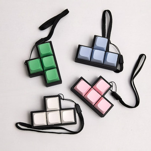 Jouet anti-stress créatif en plastique en forme de T, clavier à boutons, jouet de décompression, porte-clés amusant à presser, petit pendentif, jouets clavier - Product Image 1