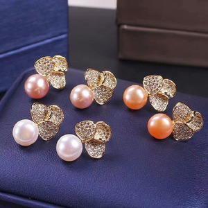 Orecchini a Perno da Donna Yaxunacc Classici Placcati Oro in Ottone con Micro-incastonatura di Zirconi e Perla a Tre Petali con Perla d'Acqua Dolce - Product Image 2