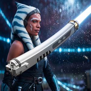 ดาบไลท์เซเบอร์ Nexussabers Pivot <span class=keywords><strong>Ahsoka</strong></span> <span class=keywords><strong>Tano</strong></span> แบบชาร์จ USB ได้ 34 เสียงเอฟเฟกต์ ดาบเรืองแสง เปลี่ยนสีได้ไม่จำกัดเพื่อความสนุก - Product Image 1