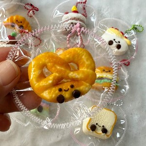 CHENXI Juguetes Antiestrés Populares de Simulación de Pastel y Pan, Mini Colgante, Juguetes Blandos Taba Mochi - Product Image 4