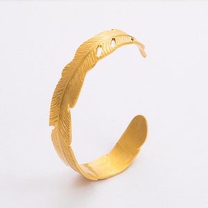 Pulsera de Moda de Acero Inoxidable Chapada en Oro de 18K Estilo INS, Diseño de Cara Ancha con Apertura, Producto al por Mayor - Product Image 5