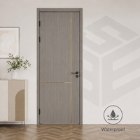 Porte intérieure finie en WPC avec surface gravée CNC de précision et garniture décorative en acier inoxydable incrusté pour la rénovation de maison ISO CE