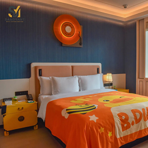 Sofá Curvo con Estructura de Madera para Suite Familiar, Tapizado en Amarillo Brillante, para Habitación de Hotel - Product Image 2