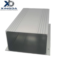 Casing Aluminium Perak Ekstrusi dengan Sirip Pendingin Vertikal dan Lug Pemasangan untuk Pelindung Pengontrol Catu Daya