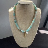 Collier artisanal multicolore en pierres naturelles avec pendentif poisson plaqué or et perles d'eau douce – Bijou tendance pour cadeau