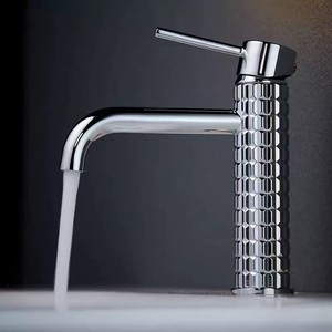 Grifo de baño de un solo orificio de latón de lujo, Cubierta dorada moderna equipada con mezclador de lavabo de cerámica de Hotel, grifo de agua de carrete de cerámica fría y caliente - Product Image 6