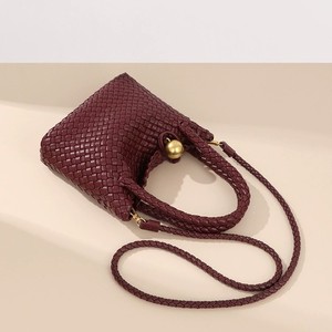 Sac à bandoulière en PU tissé à motif géométrique haut de gamme pour femme, avec poignée unique, doublure en polyester et fermeture à bouton - Product Image 3