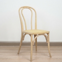 Chaise en bois massif courbé avec assise en rotin, design rustique pour mariages et événements