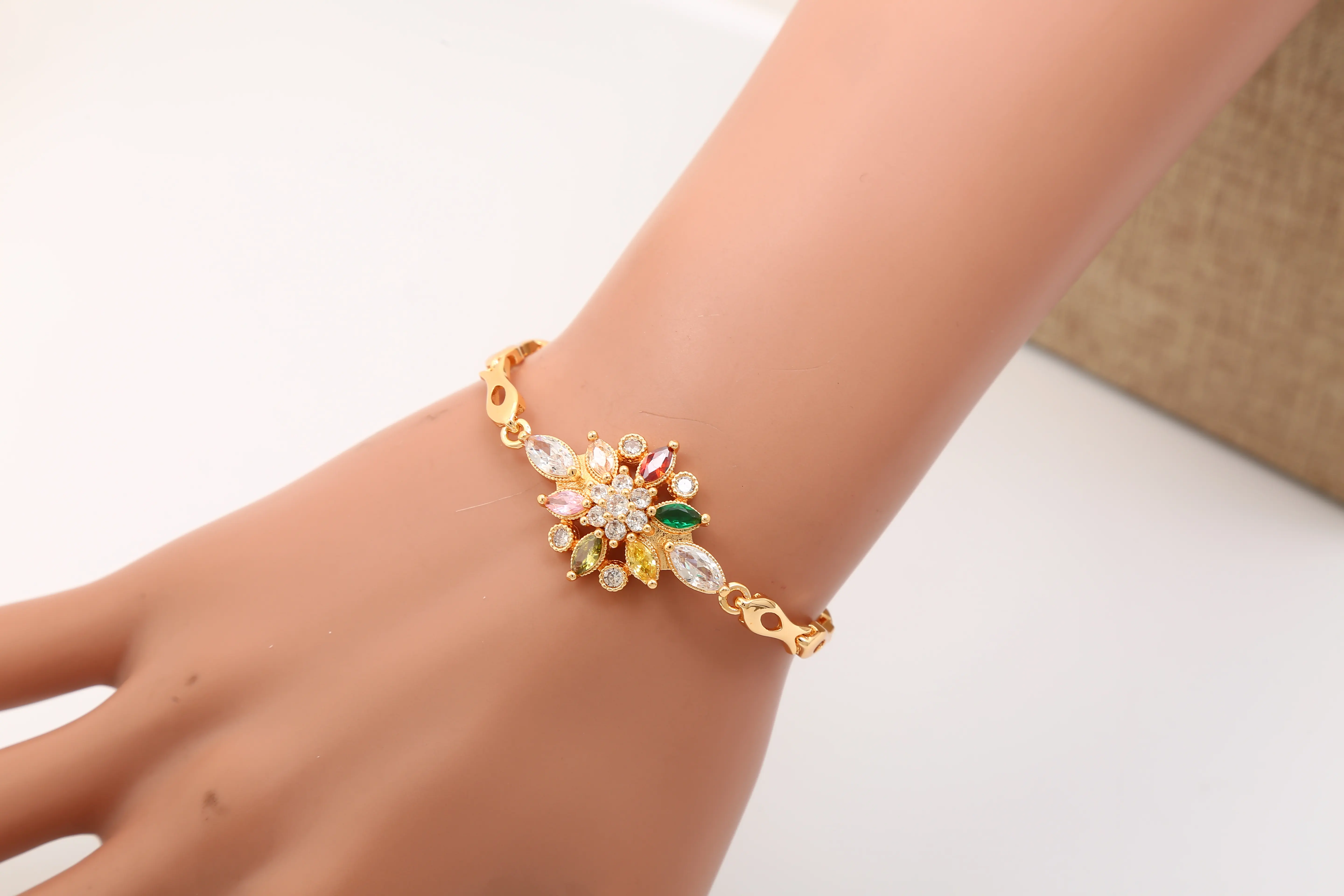 Großhandel 18 Karat vergoldet Zirkonia Kupfer Modeschmuck Custom Diamond Frauen Armband