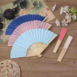 Éventail pliant personnalisé en soie pour mariage, avec motif ange, en bambou portable, idéal pour la mariée, souvenir promotionnel - Product Image 3