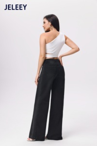 Jeans scuri, larghi e a gamba dritta: pantaloni resistenti ed eleganti. - Product Image 4