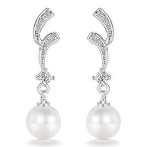 Orecchini Pendenti con Texture Ondulata e Perle, Design Elegante e Minimalista, Gioielli da Donna, Orecchini Lunghi - Product Image 1
