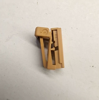 1563333-1/2/3/4/5 Prise de lumière de plaque d'immatriculation 2 pôles en laiton 12V pour automobile. Commande minimum de 5 pièces disponible pour les acheteurs en gros.