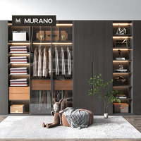 Système de placard mural sur mesure avec vitrine en verre et éclairage LED pour les entrepreneurs en projets d'appartements haut de gamme