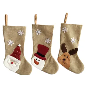 Cottage Garten Weihnachten drei verschiedene festliche Süßigkeiten verpackt Socken Geschenk Schneemann Strumpfwaren Strumpf Weihnachten benutzer definierte Jute Santa Strumpf