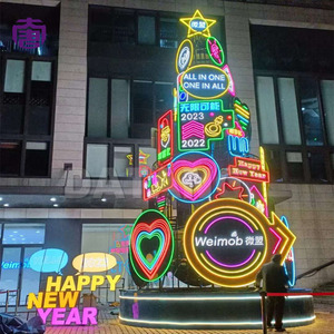 Un grand sapin de Noël avec lumières qui orne les entrées d'hôtels, les centres commerciaux et les lieux de rassemblement des festivals d'hiver - Product Image 6