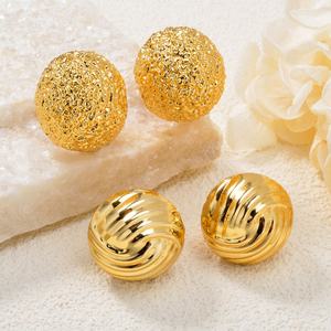 Pendientes de Botón de Lujo para Mujer, Pendientes de Botón Esféricos de Cobre con Textura Plegada de Zeadear Jewelry - Product Image 4