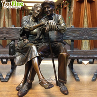 Produits en promotion : Sculpture personnalisée en laiton de figure de vieil homme assis sur un banc