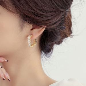 Pendientes de Botón de Moda Europea y Americana de Alta Gama para Mujer, Creativos, de Cobre, Chapados en Oro, con Circonita, Geométricos y Personalizados - Product Image 4