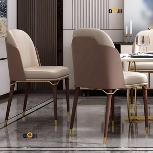 Sedia da Pranzo Leggera di Lusso <span class=keywords><strong>in</strong></span> Stile Scandinavo con Schienale <span class=keywords><strong>in</strong></span> <span class=keywords><strong>Legno</strong></span> Massello e Rivestimento <span class=keywords><strong>in</strong></span> Pelle Beige Chiaro <span class=keywords><strong>per</strong></span> Sala da Pranzo e <span class=keywords><strong>Cucina</strong></span> - Product Image 1